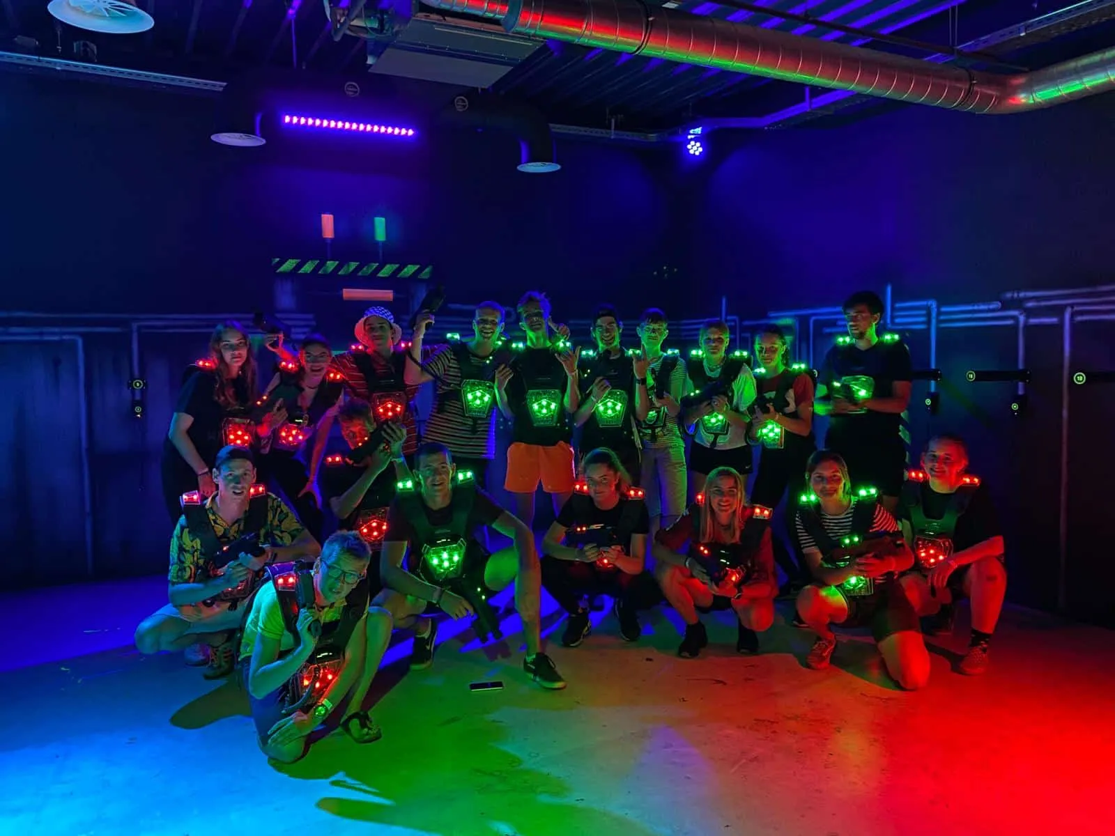 Grote groep Explorers met oplichtende vesten in een lasergamehal